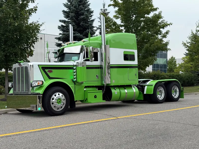 Two-Tone Classic Peterbilt on Peterbilt 389 long-hood